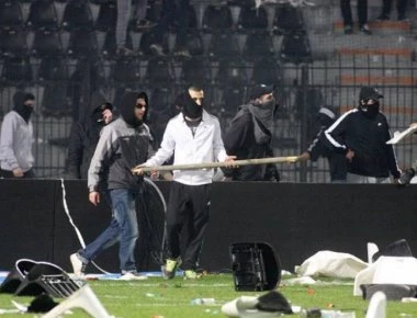 Η στιγμή της επίθεσης των οπαδών του ΠΑΟΚ στους Ρώσους δημοσιογράφους (βίντεο)